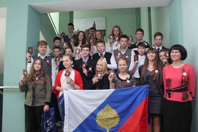Торжественное вручение паспортов 14-летним школьникам прошло 7 мая в здании администрации города Калининграда.